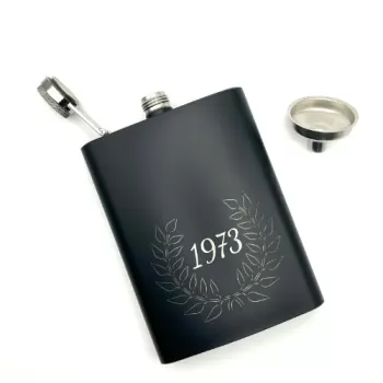 Flachmann, schwarz mit Lasergravur. Siegerkranz und Jahreszahl.