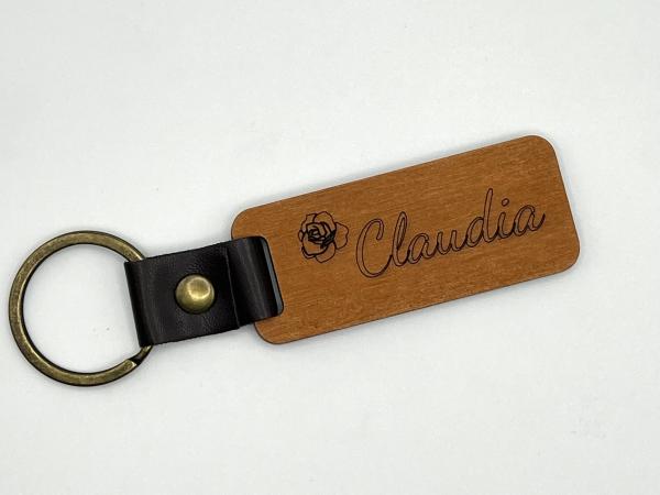 Schlüsselanhänger aus Walnussholz mit PU-Band. Individuell gravierbar.